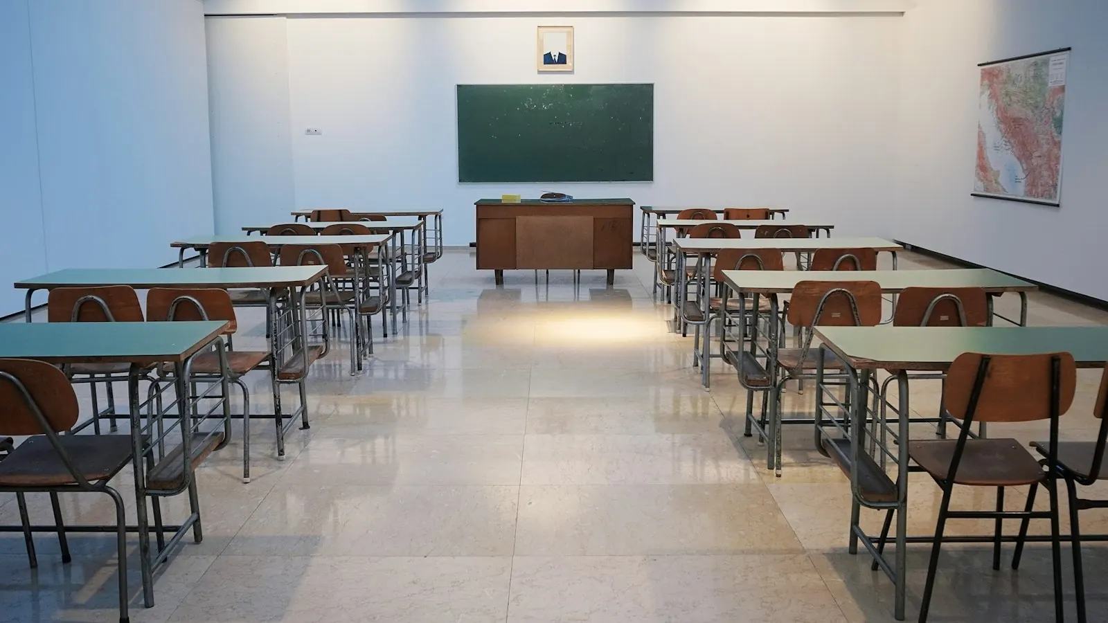 Tidy classroom with rows of desks and a chalkboard